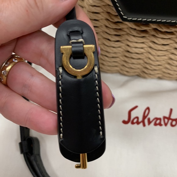 SALVATORE FERRAGAMO MEDIUM BOXYZ LEATHER TRIMMED NATURAL STRAW TOP HANDLE BAG - Picture 8 of 16